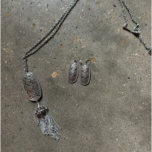 Kendra scott necklace and earring set